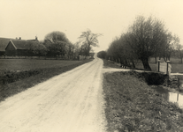 220766 Gezicht op de provinciale weg Utrecht-Culemborg bij de Lekdijk te Schalkwijk, uit het noordwesten; situatie voor ...